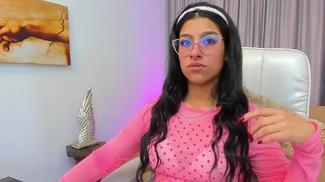 Claire Aristizabal  online show from November 21, 2025, 4:11 am