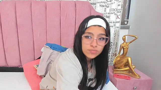 Claire Aristizabal  online show from November 23, 2025, 12:15 pm