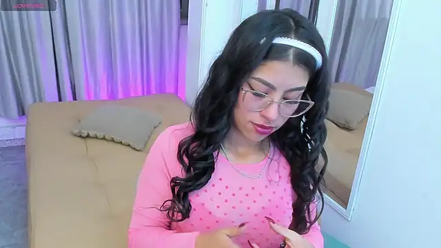 Claire Aristizabal  online show from November 29, 2025, 8:20 pm