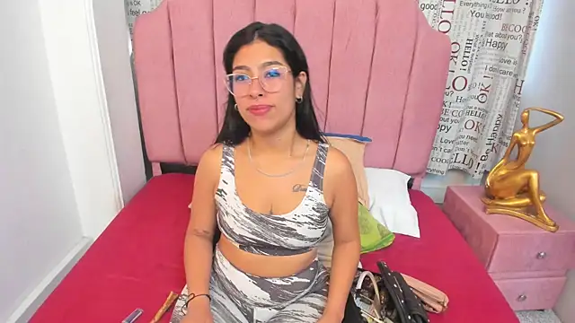 Claire Aristizabal  online show from November 30, 2025, 1:23 pm