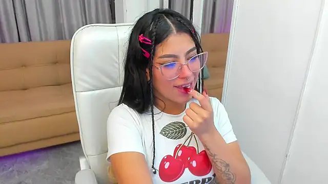 Claire Aristizabal  online show from December 2, 2025, 8:10 pm