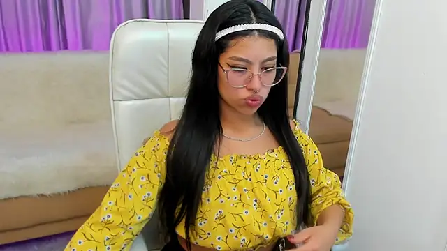 Claire Aristizabal  online show from November 18, 2025, 8:23 pm