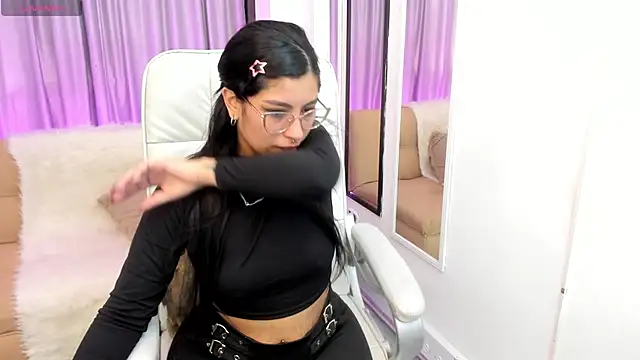 Claire Aristizabal  online show from October 31, 2025, 7:43 pm