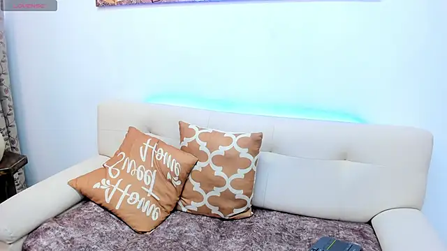 Claire Aristizabal  online show from November 6, 2025, 8:13 pm