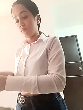 BabyCaramel18 online show from November 3, 2025, 4:43 pm