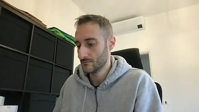 Snapshot of LukaShyGuy chatting on February 4, 2026, 10:43 am LukaShyGuy online show from February 4, 2026, 10:43 am