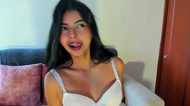 miadaviesx online show from November 18, 2025, 3:37 pm