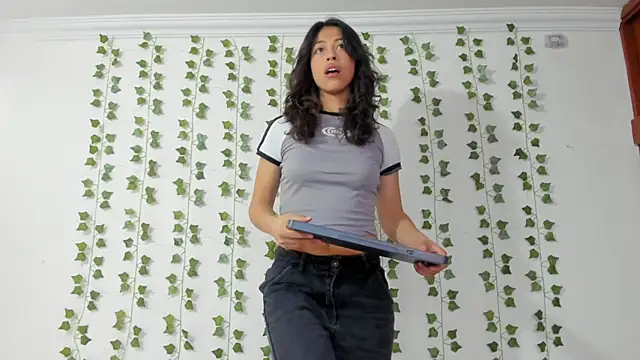 emily jonessxx online show from February 8, 2026, 4:05 pm