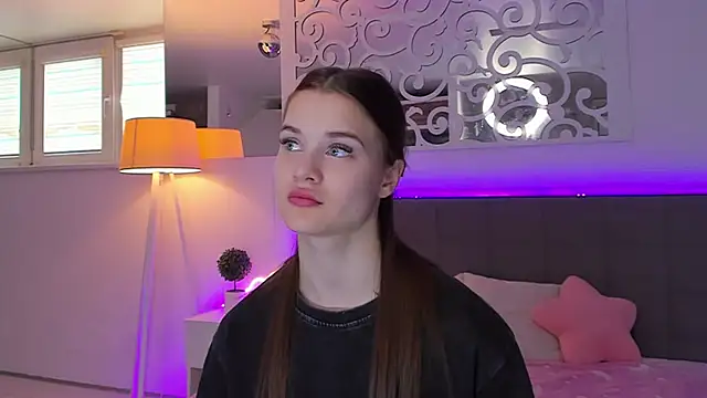 LuisaClover online show from March 20, 2026, 1:23 pm