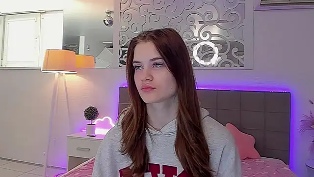 LuisaClover online show from April 15, 2026, 5:35 am