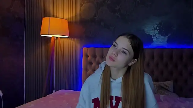 Snapshot of LuisaClover chatting on November 22, 2025, 1:10 pm LuisaClover online show from November 22, 2025, 1:10 pm