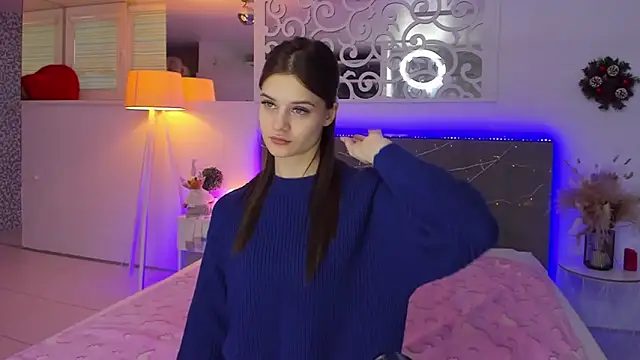 LuisaClover online show from December 16, 2025, 1:15 pm