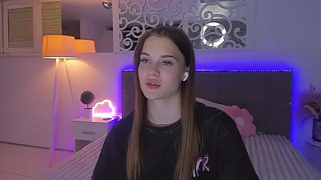 Snapshot of LuisaClover chatting on July 5, 2026, 12:26 am LuisaClover online show from July 5, 2026, 12:26 am