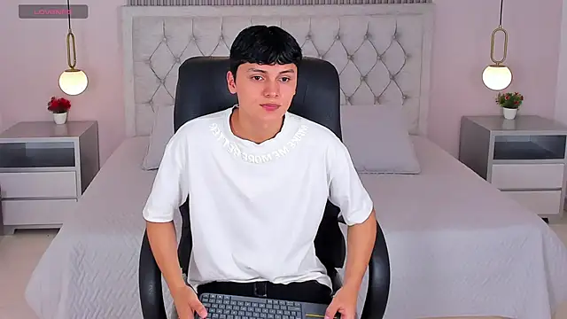 Maxii18  online show from December 15, 2025, 6:47 pm