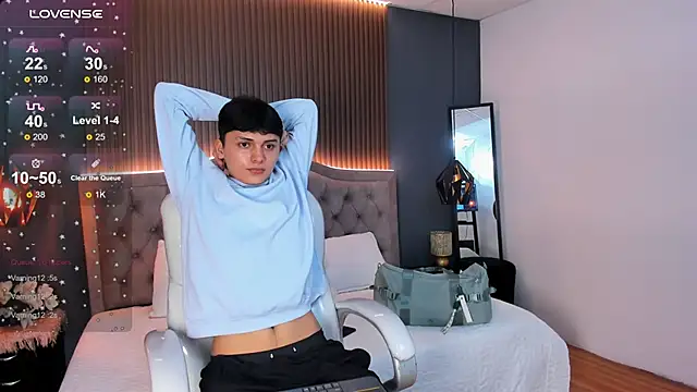 Maxii18  online show from November 11, 2025, 7:08 pm