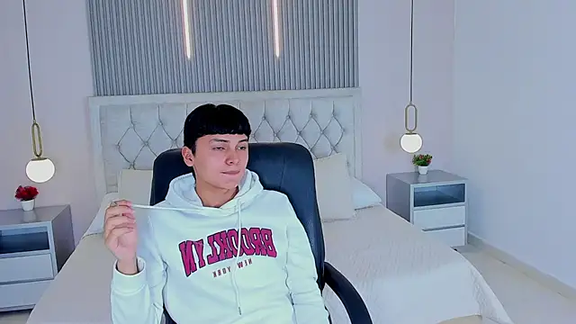 Maxii18  online show from December 2, 2025, 7:04 pm