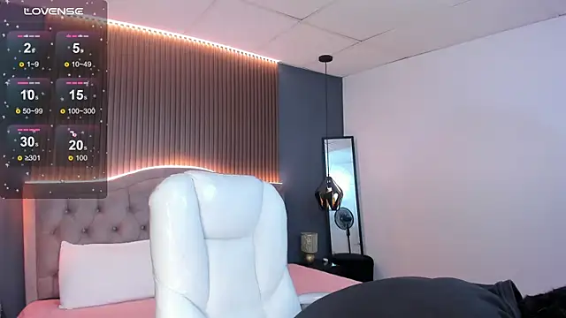 Maxii18  online show from November 8, 2025, 7:17 pm