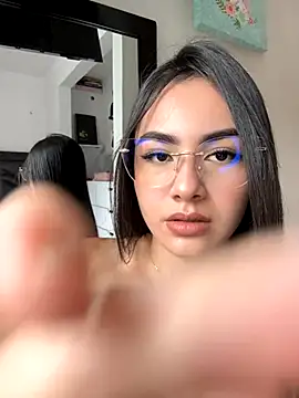 IslaCole online show from November 10, 2025, 7:19 pm