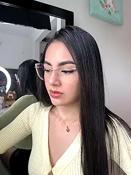 IslaCole online show from November 6, 2025, 8:46 pm