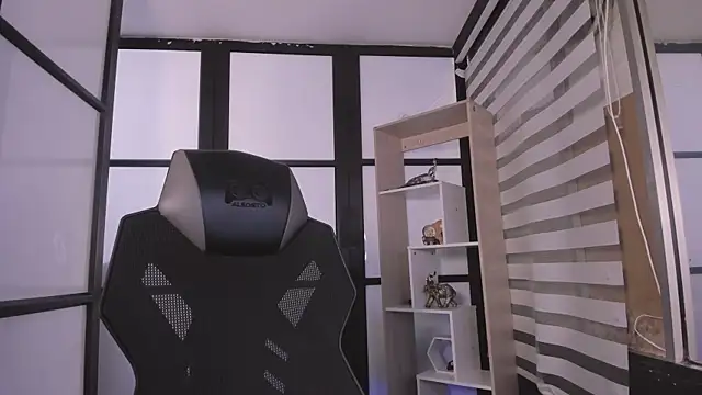 ZairaJames online show from November 11, 2025, 4:40 am