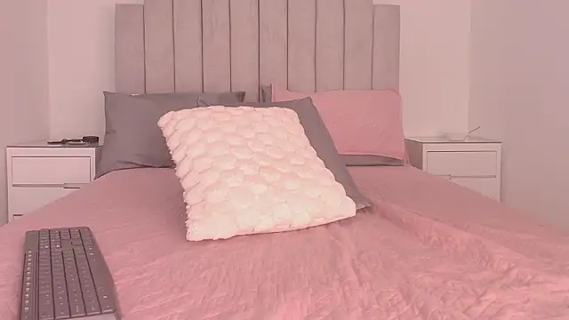 ellisrossi online show from March 3, 2026, 7:10 pm