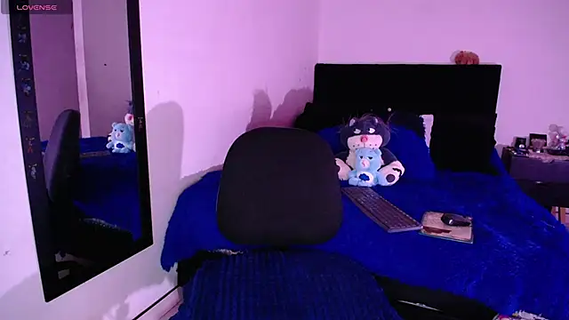 SharonSalazar online show from October 24, 2025, 7:35 pm