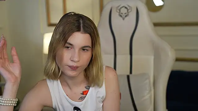 Lila Anderson online show from December 2, 2025, 11:23 am