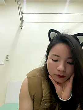 Snapshot of Bee_Yellow00 chatting on November 28, 2025, 4:56 am Bee Yellow00 online show from November 28, 2025, 4:56 am