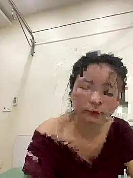 Snapshot of Bee_Yellow00 chatting on October 30, 2025, 5:28 am Bee Yellow00 online show from October 30, 2025, 5:28 am