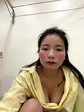 Snapshot of Bee_Yellow00 chatting on October 29, 2025, 5:06 am Bee Yellow00 online show from October 29, 2025, 5:06 am