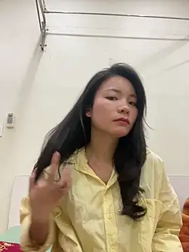 Bee Yellow00 online show from December 19, 2025, 5:32 am