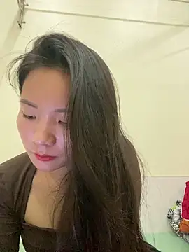 Snapshot of Bee_Yellow00 chatting on November 5, 2025, 4:48 am Bee Yellow00 online show from November 5, 2025, 4:48 am