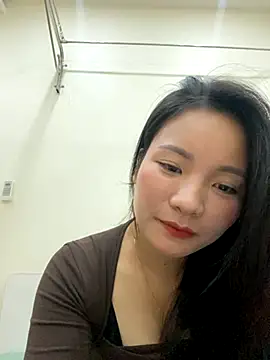 Snapshot of Bee_Yellow00 chatting on November 14, 2025, 4:49 am Bee Yellow00 online show from November 14, 2025, 4:49 am