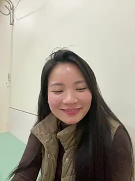 Bee Yellow00 online show from February 6, 2026, 5:14 am