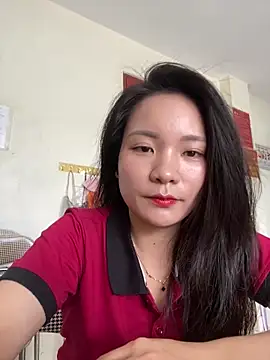 Snapshot of Bee_Yellow00 chatting on June 18, 2026, 3:16 am Bee Yellow00 online show from June 18, 2026, 3:16 am