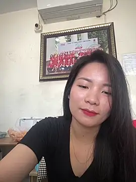 Bee Yellow00 online show from April 9, 2026, 3:19 am