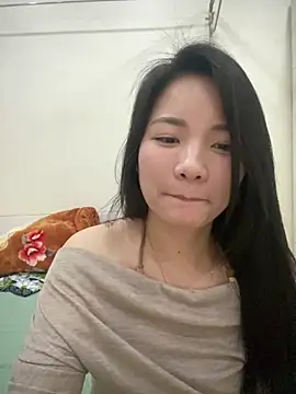 Bee Yellow00 online show from April 7, 2026, 4:58 am