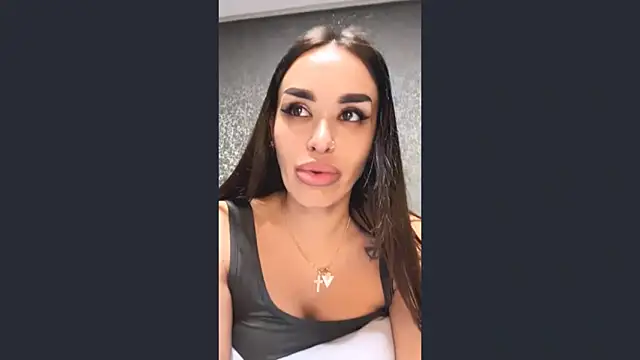 velvetveyraX online show from May 5, 2026, 5:05 pm