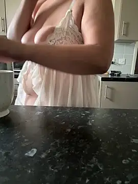 Snapshot of BubblesLovexox chatting on November 27, 2025, 11:43 am BubblesLovexox online show from November 27, 2025, 11:43 am