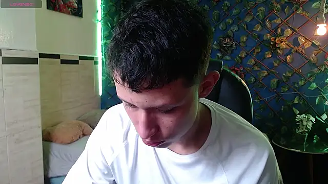 Garuo 18 online show from November 26, 2025, 3:17 am