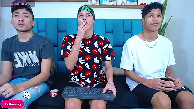 Hot Boys Latinos X online show from April 18, 2026, 5:04 pm