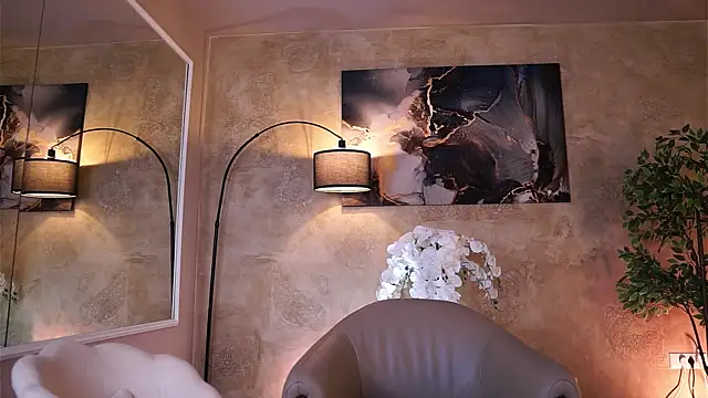 MaddieBryggs online show from December 5, 2025, 10:03 am