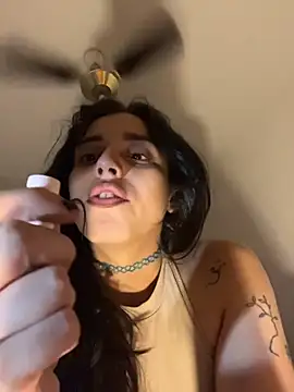 gigi333regi online show from November 27, 2025, 9:32 am