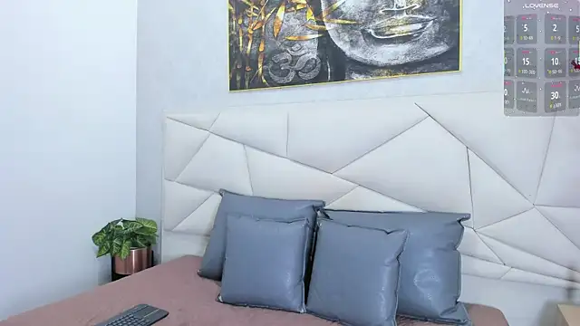 PariisTaylor online show from November 13, 2025, 7:18 pm