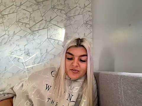 rosie-hipstergal online show from November 7, 2025, 2:54 pm