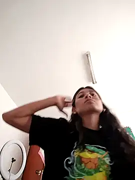 YeseniaRodriguez3 online show from November 14, 2025, 4:21 pm