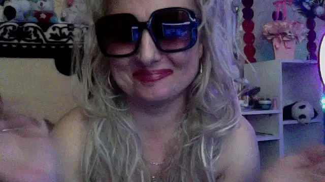 xHot Amazonq online show from December 16, 2025, 10:47 pm