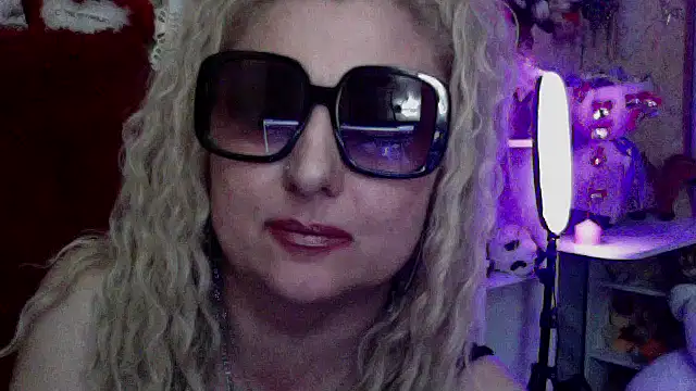 xHot Amazonq online show from May 1, 2026, 12:59 am