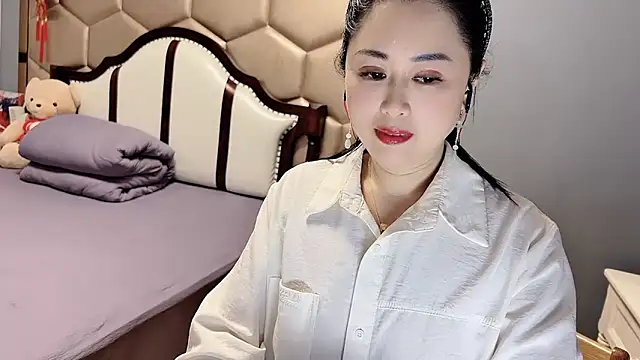 yaoyao22678 online show from April 12, 2026, 2:15 am