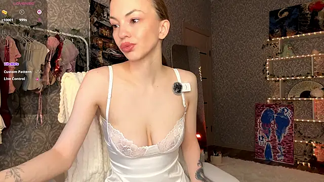 MiraVandee online show from November 15, 2025, 5:11 am